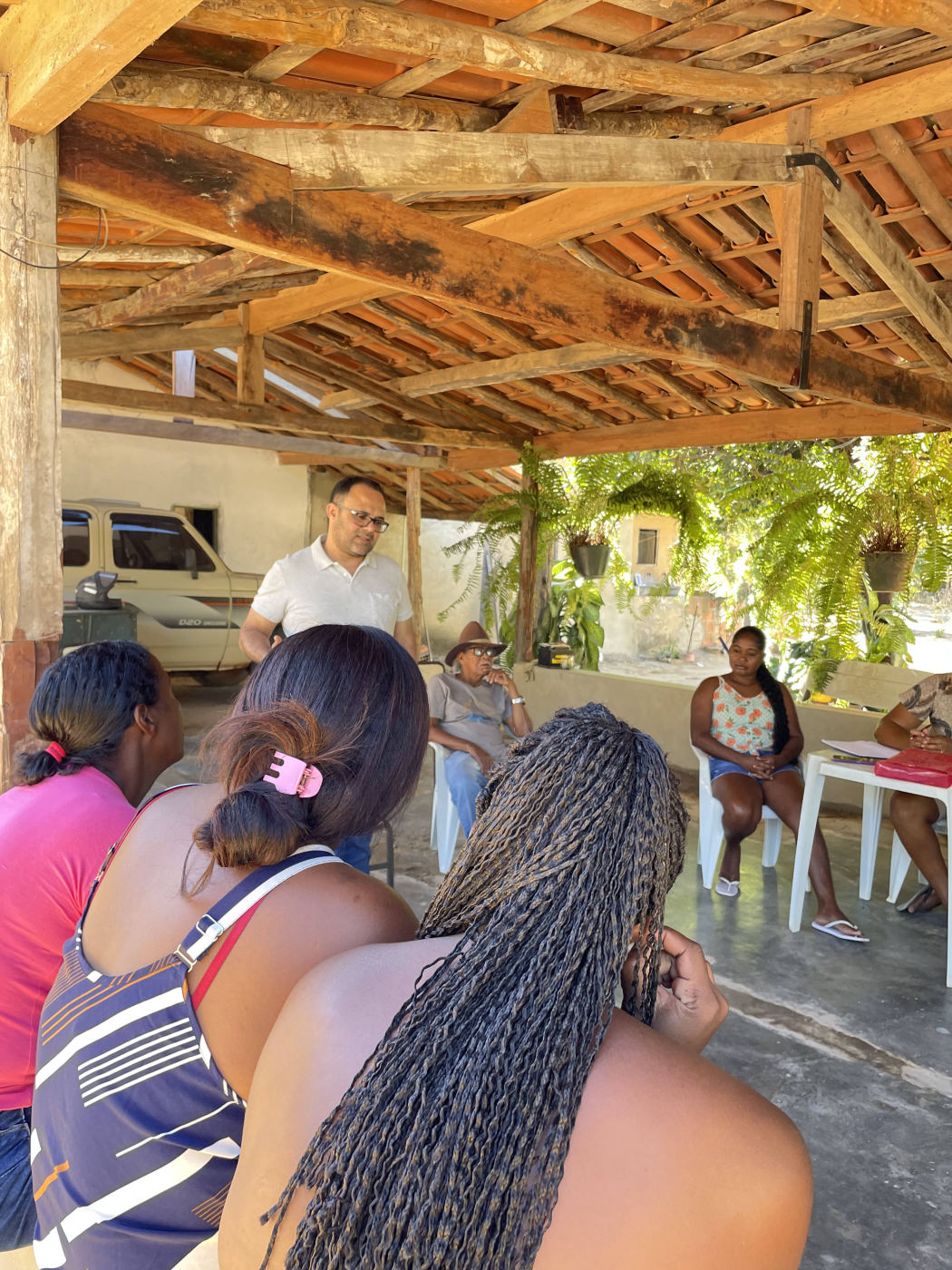 Zé Reis conversando com grupo de moradores