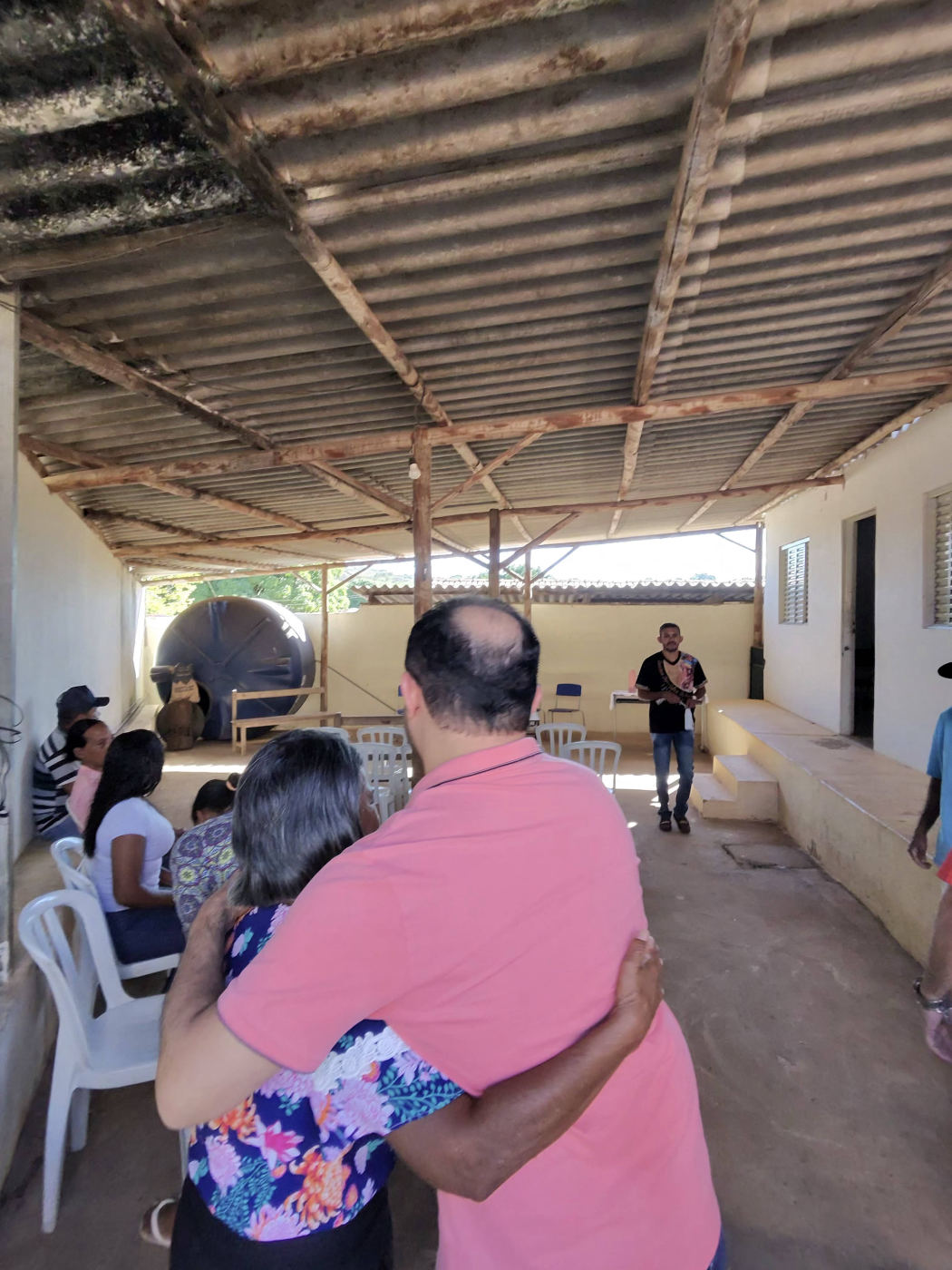 Zé Reis abraçando uma apoiadora em evento da campanha
